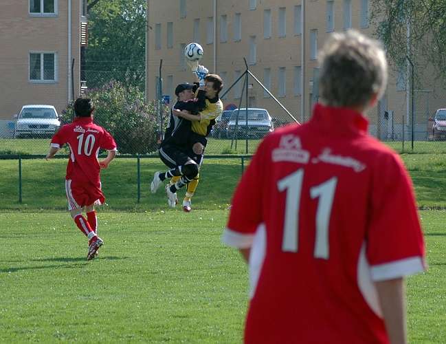 2007_0519_18.JPG - Jonas Bergström i en hård närkamp om bollen med målvakten